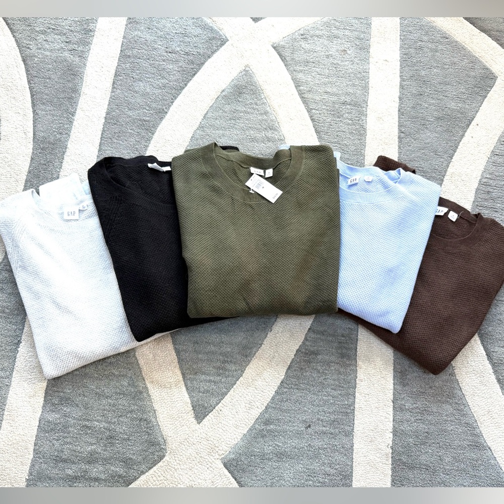5 women’s GAP sweaters